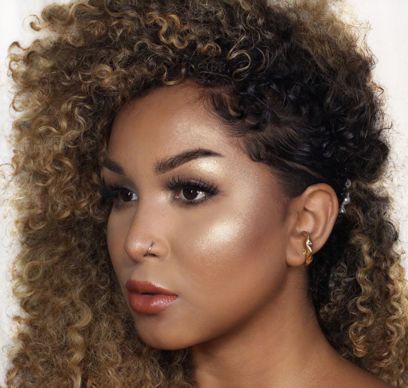 theBalm Cosmetics Let's Bolt Highlighter shimmer shadow illuminates skin ultra-soft gold radiance glittery shiny natural cheeks nose eyelids dazzling glow